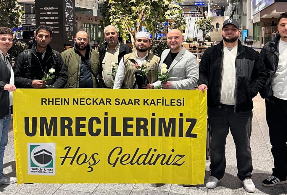IGMG RNS Umrecileri Dualarla ve Güllerle Karşılandılar