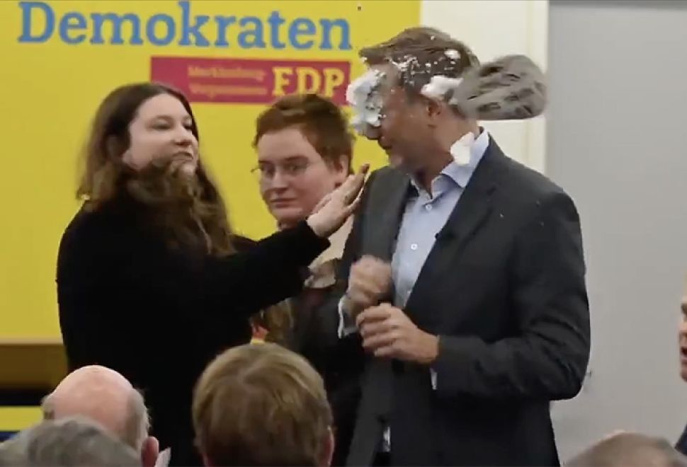 Lindner'a Seçim Konuşmasında Pasta Atıldı