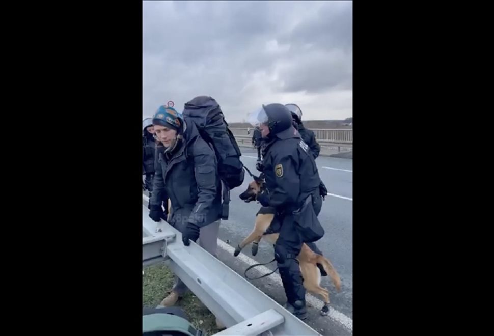 AfD Kongresine Protesto ve Polis Müdahalesi