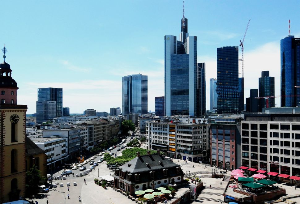 Frankfurt'ta Park Halindeki Araçlara Nazi Sembolü Kazındı