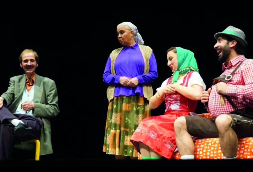 Theater Ulüm, Ayakta Alkışlandı