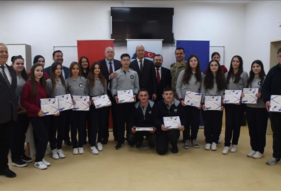 Kosova'da Türk Kurumlarından Tablet Bağışı