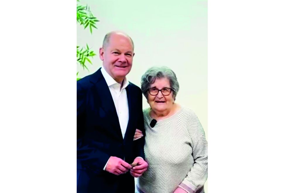 93 Yaşında Alman Vatandaşı Olan Fatma Teyzeyi, Scholz Tebrik Etti