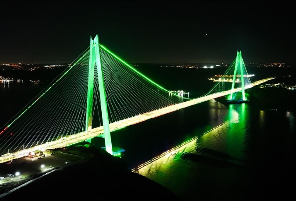 Yeşilay Haftası'nda İstanbul'un İki Köprüsü Yeşil Işıkla Parladı