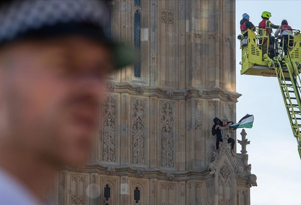 Londra’da Big Ben’e Tırmanan Protestocudan Filistin Bayrağı