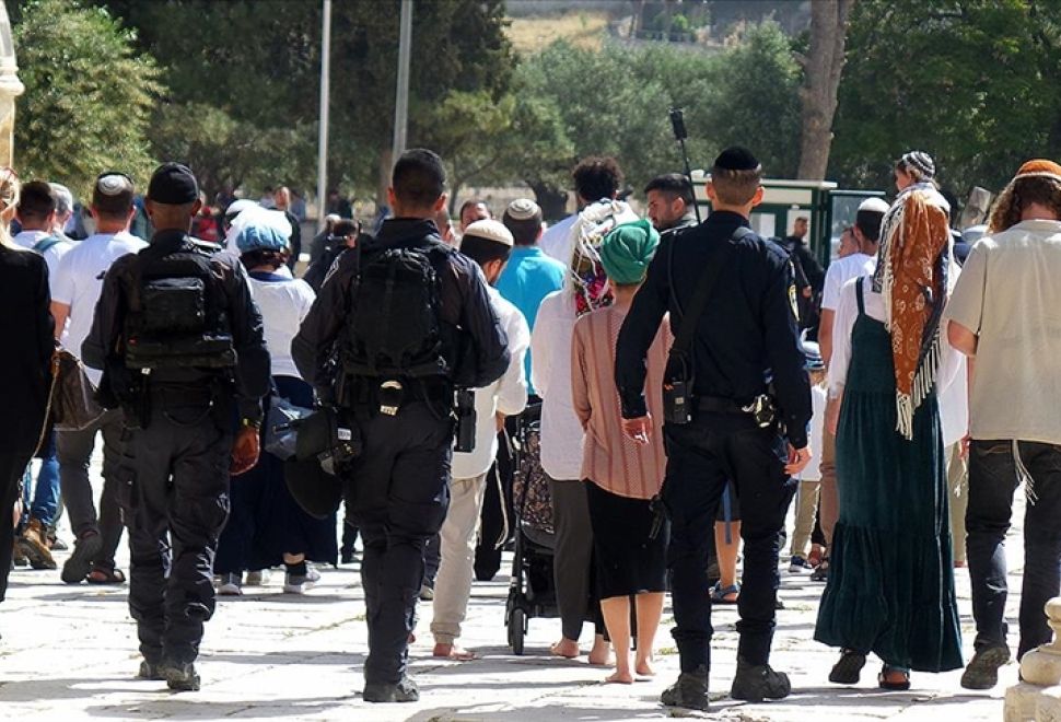 Mescid-i Aksa'ya İsrail Polisi Eşliğinde Baskın