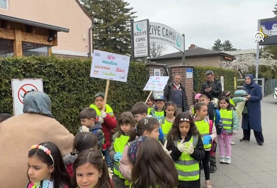 Berlin’de Kur’an Kursu Öğrencilerinden Temizlik Örneği