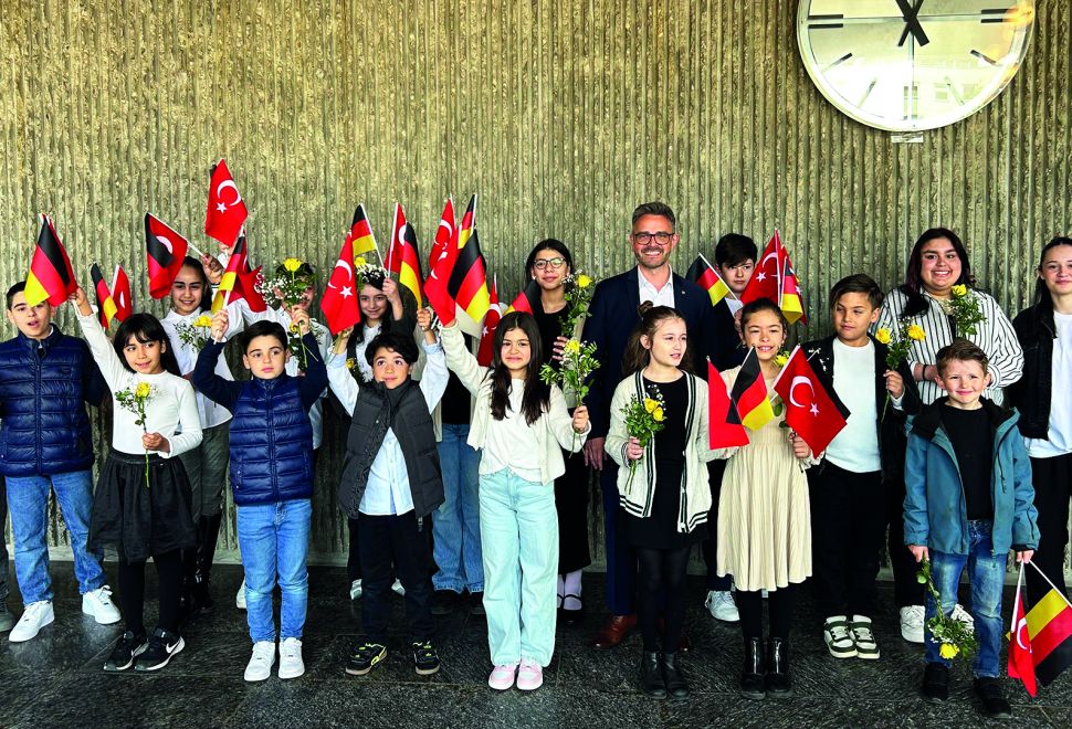 Pforzheim Belediye Başkanı Boch Makam Koltuğunu Türk Çocuklara Devretti