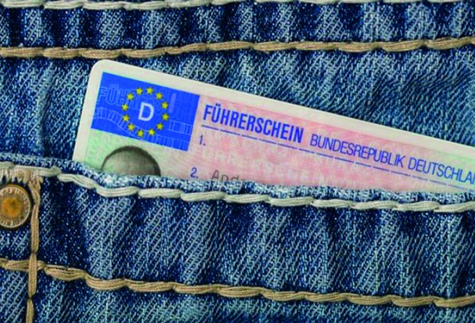 Almanya’da Ehliyet Sınavında Yeni Sorular, Türk Göçmenler İçin 6 Ay Kuralı Kritik!