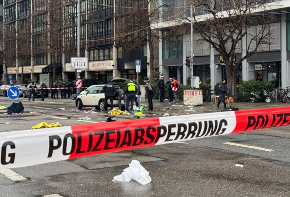 Stuttgart’ta Araç Kalabalığa Daldı
