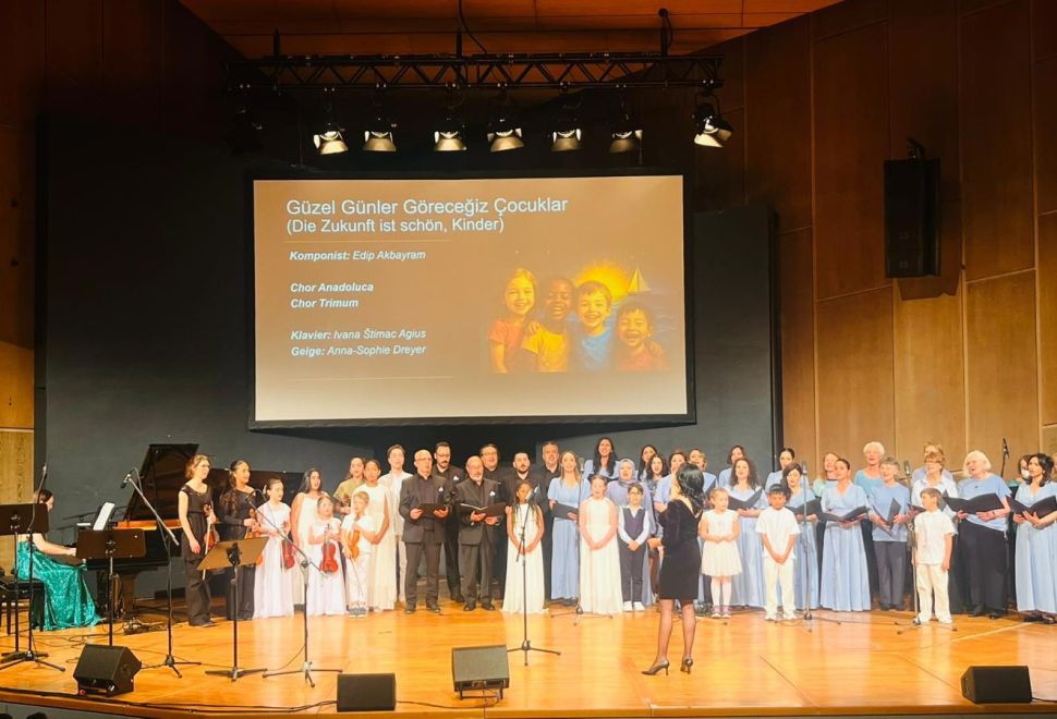 Sunay Akın ile Nazım Hikmet’e Saygı Gecesi, ‘Mavi Gözlü Dev’ Anadoluca Sahnesinde