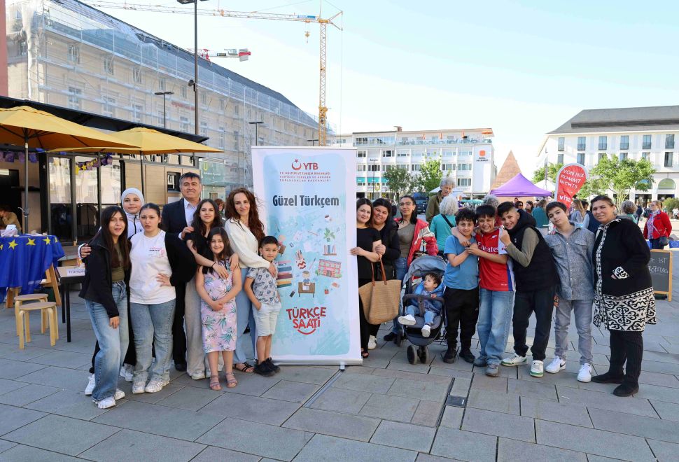 Karlsruhe'de Avrupa Günü'nde Türkiye ve Türkçe Rüzgarı Esti!