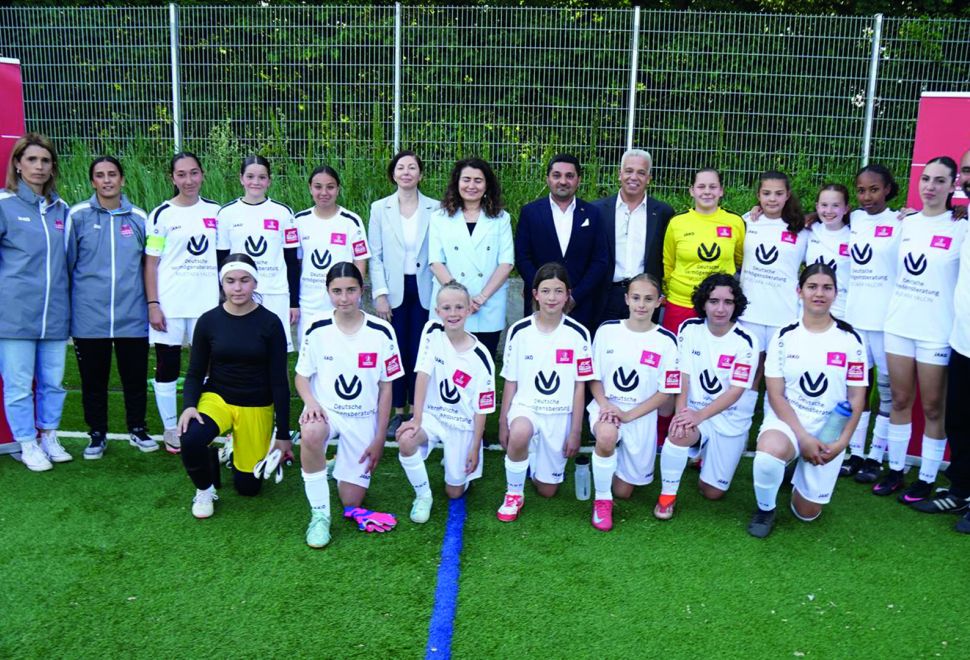 Kız Futbol Takımının Maçında Gençlerle Buluştular