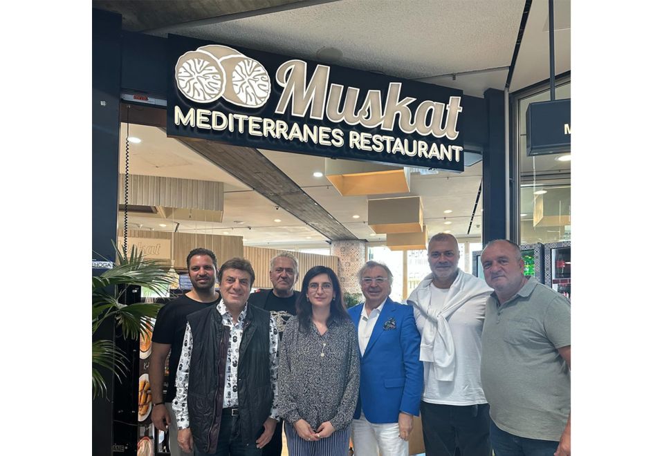 Sanatçı Coşkun Sabah, Stuttgart Havalimanı’nda Muskat Lokantası’na Konuk Oldu