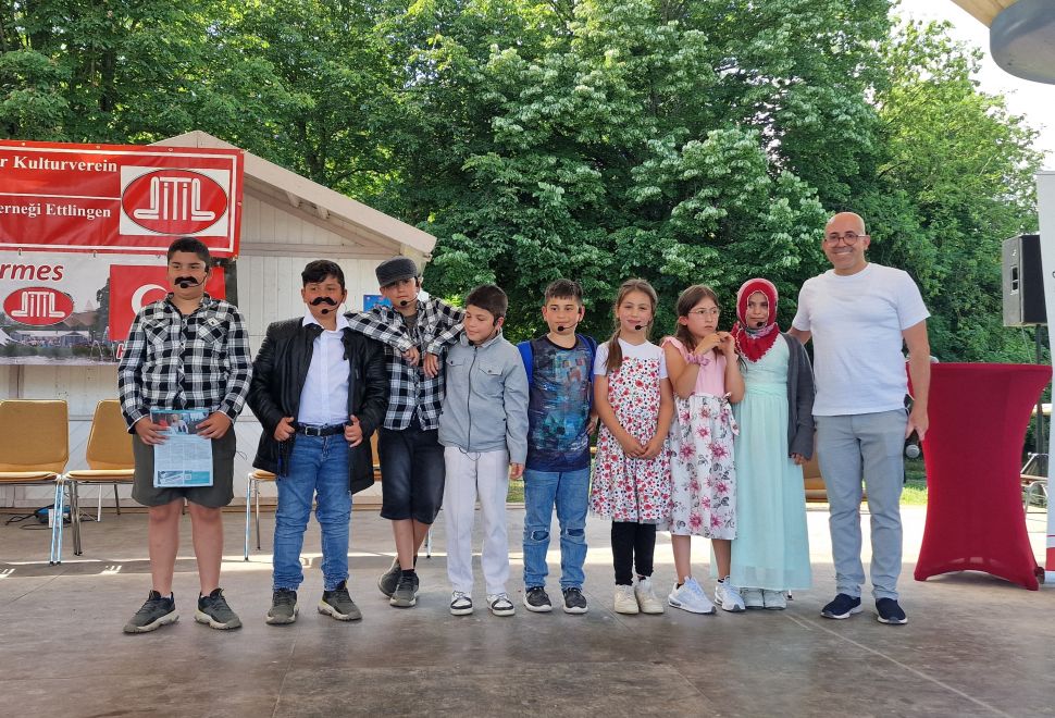 Alkışlar Ettlingen Türk Tiyatro Kulübüne