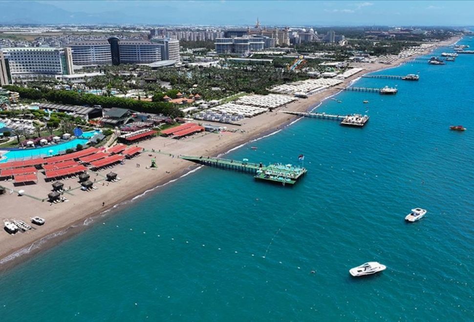 Antalya'ya Polonyalı ve Romanyalı Turist Akını