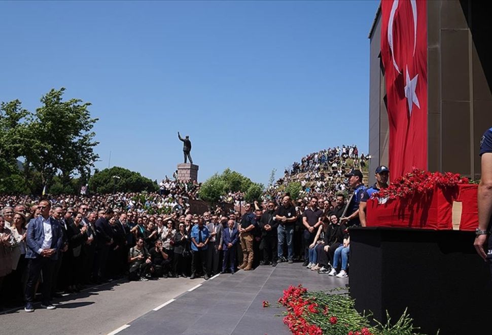 Manisa Büyükşehir Belediye Başkanı Zeyrek için belediye önünde tören düzenlendi