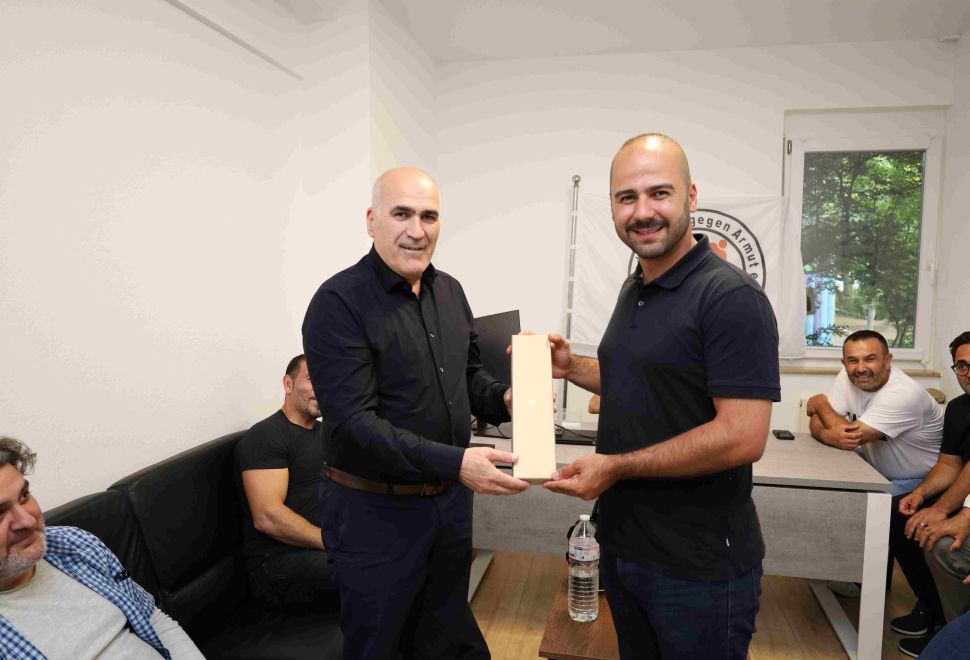 İş İnsanı Lokman Aksakal'a Cumhurbaşkanı İmzalı Kravat Hediye Edildi