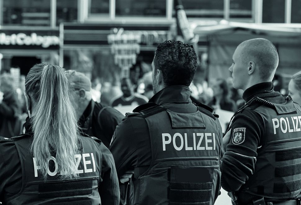 İçişleri Bakanı Strobl’dan Açıklama: “Polise Bıçakla Saldıran Hayatını Riske Atar”