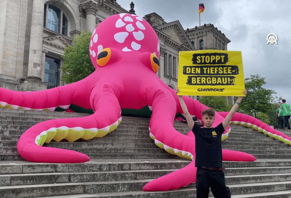 Almanya Federal Meclisi Önünde Ahtapotlu Protesto