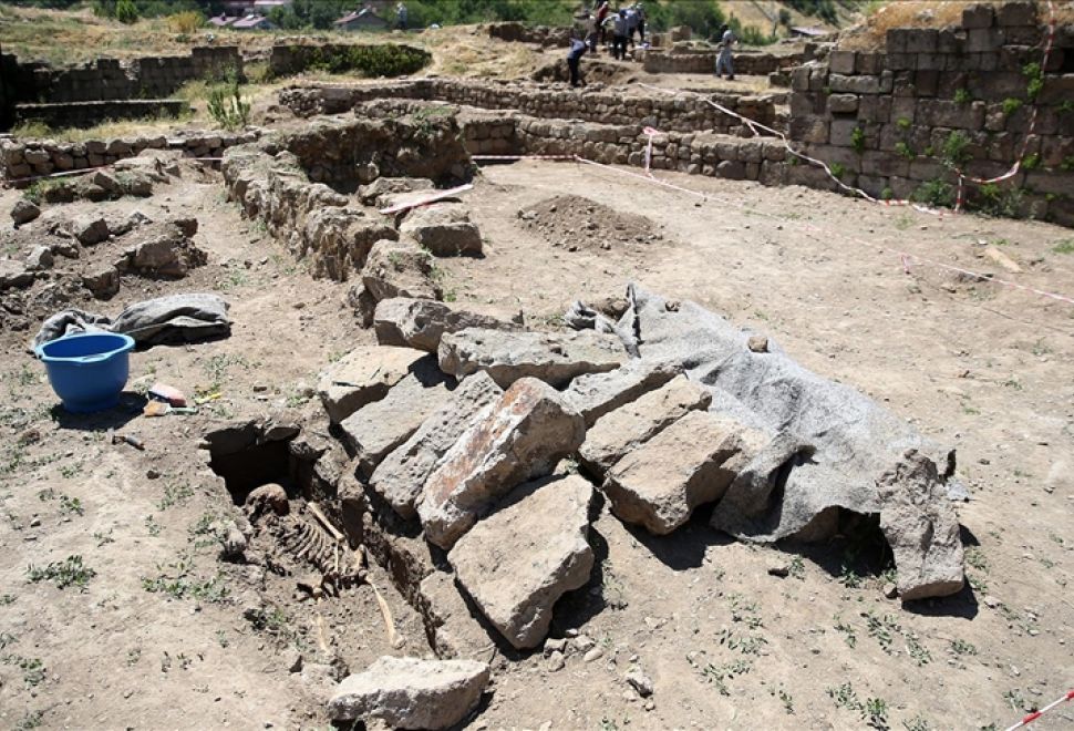 Bitlis Kalesi'nde Dua Yazılı Secde Taşı Bulundu