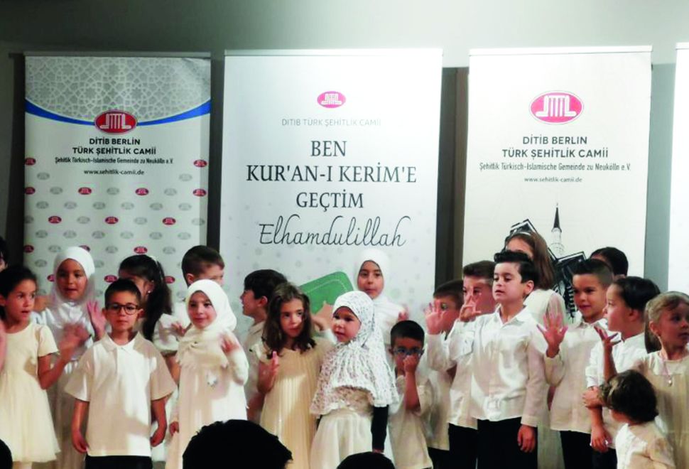 DİTİB Din Eğitimi Kurslarına Devam Eden Öğrencilerin Yıl Sonu Kapanış Programı Coşkusu