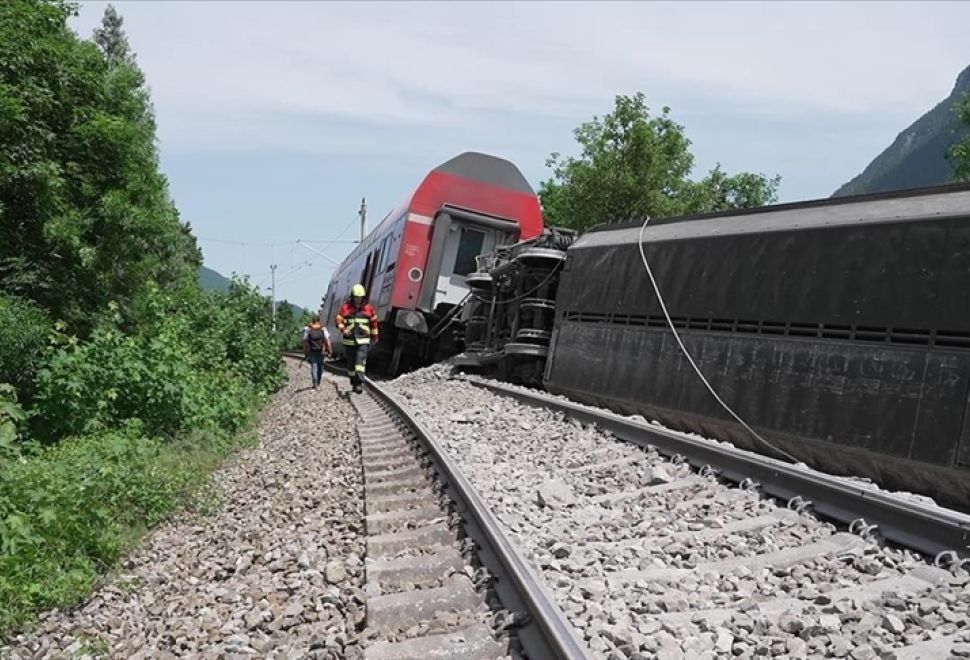 Almanya’da Yolcu Treni Raydan Çıktı: Ölü ve Yaralılar Var