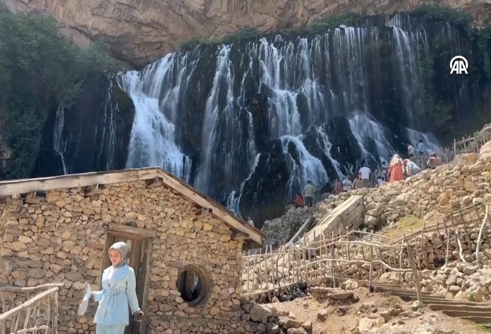Kar ve Buzullardan Beslenen Kapuzbaşı Şelaleleri, Sıcaktan Kaçanların Gözdesi Oldu