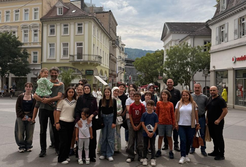 Baden-Baden Okul Aile Birliği'nden Öğrencilere Dondurma İkramı ve Karne Heyecanı