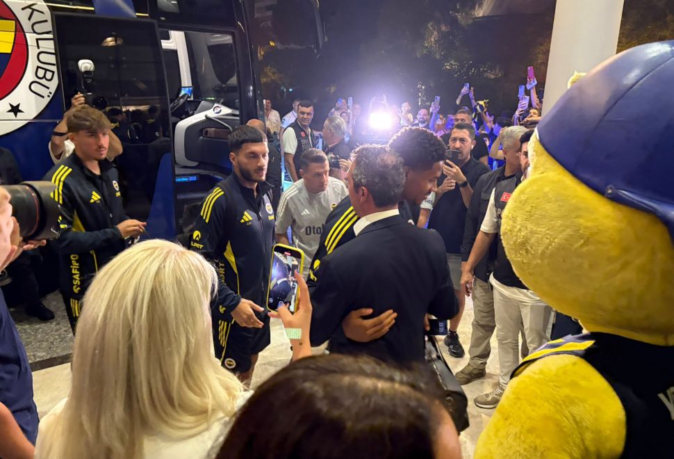 Fenerbahçe İzmir’de: Taraftarlardan Meşaleli Karşılama