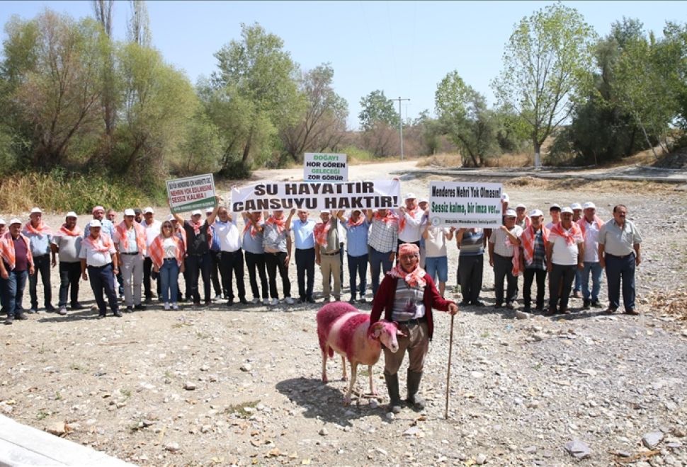 Denizli’de 852 Yıllık “Sudan Koyun Geçirme” Geleneği Kuruyan Nehir Yatağında Sürüyor