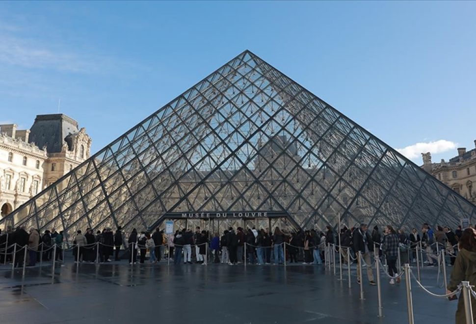 Louvre’da Tarihi Soygun, Paris’te Mücevher Hırsızlığı