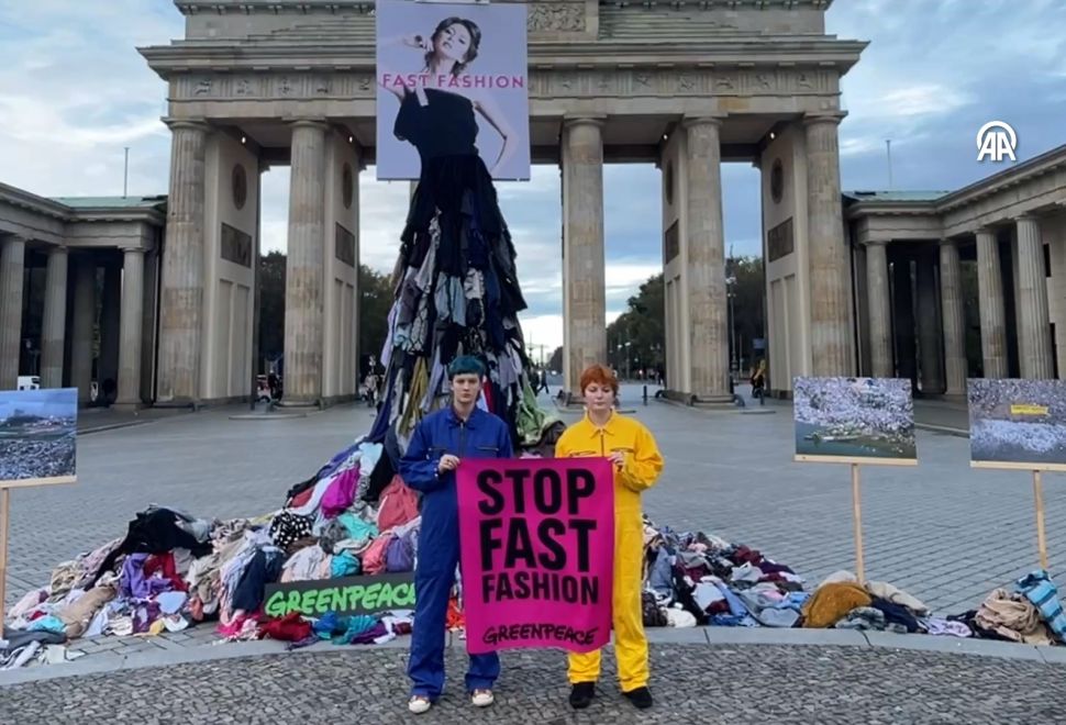 Greenpeace Berlin’de Gösteri Düzenledi