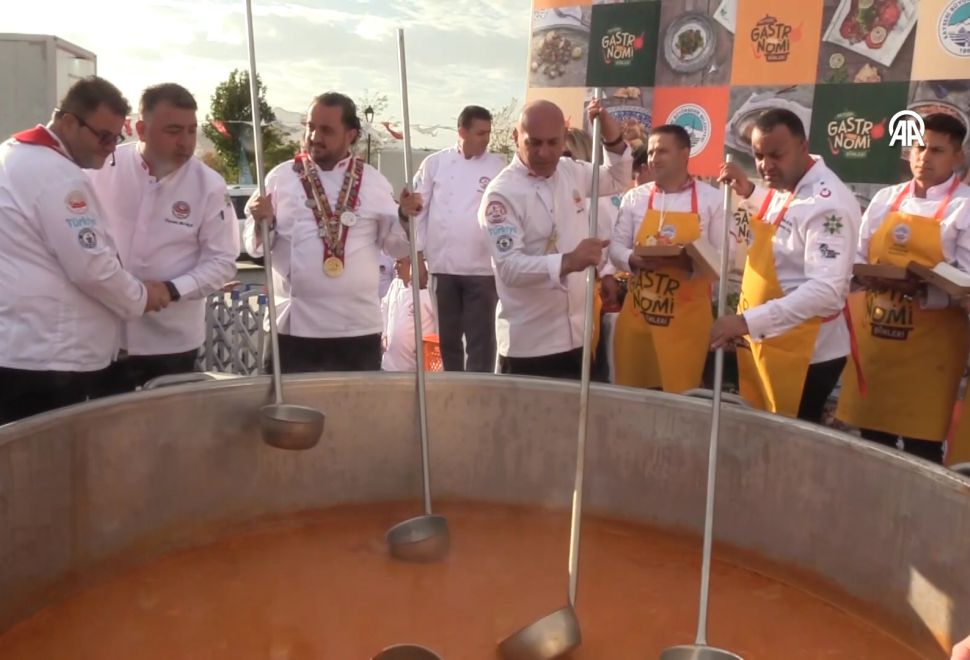 1 Ton Pastırmalı Gömeç Kuru Fasulyesi İkram Edildi