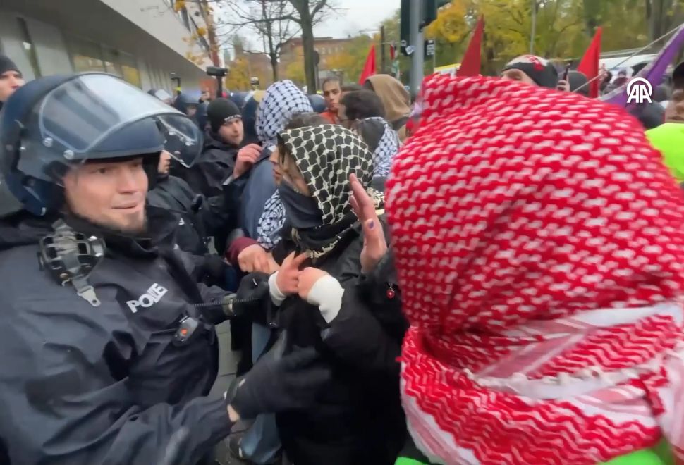 Berlin'de Gösteri Polis Tarafından Dağıtıldı
