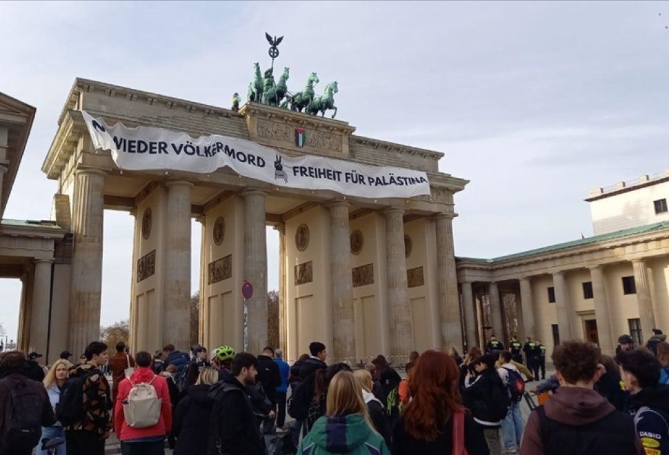 Brandenburg Kapısı’a ‘Özgür Filistin’ Pankartı Asıldı