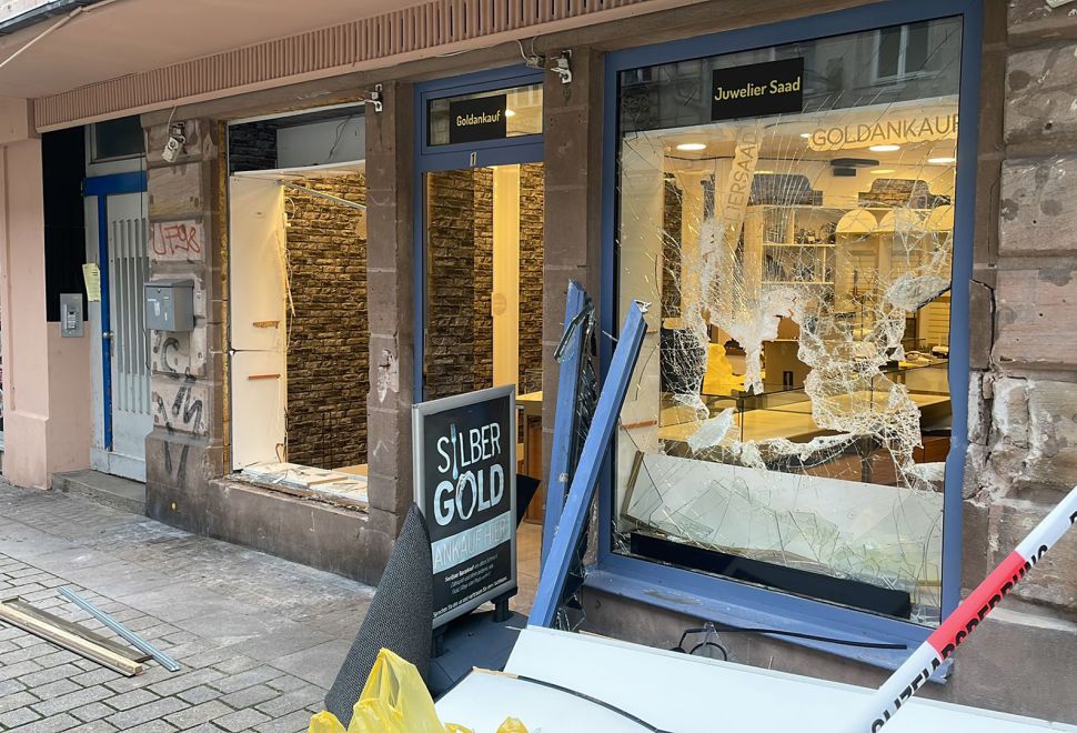 Çaldığı Kepçe ile Soygun Yaptı