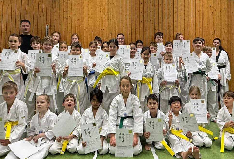 Genç Taekwondocular Kuşak İmtihanını Başarıyla Tamamladı