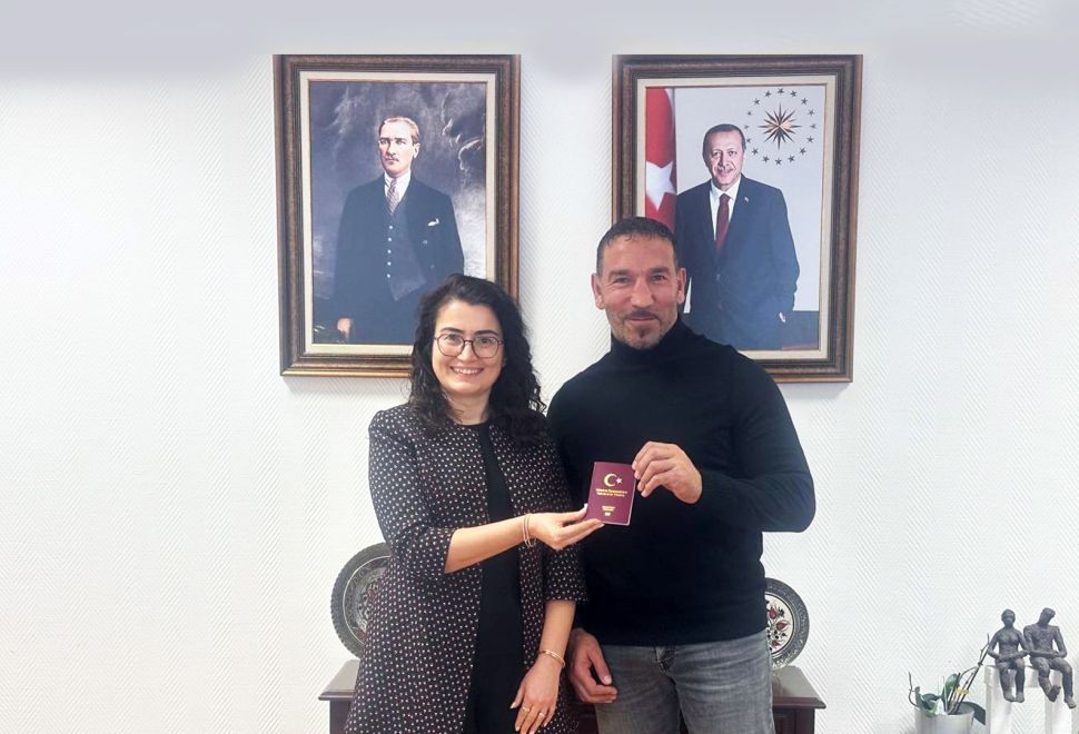 Başkonsolos Koçak Kaçar Fırat Aslan’a Türk Pasaportu’nu Teslim Etti