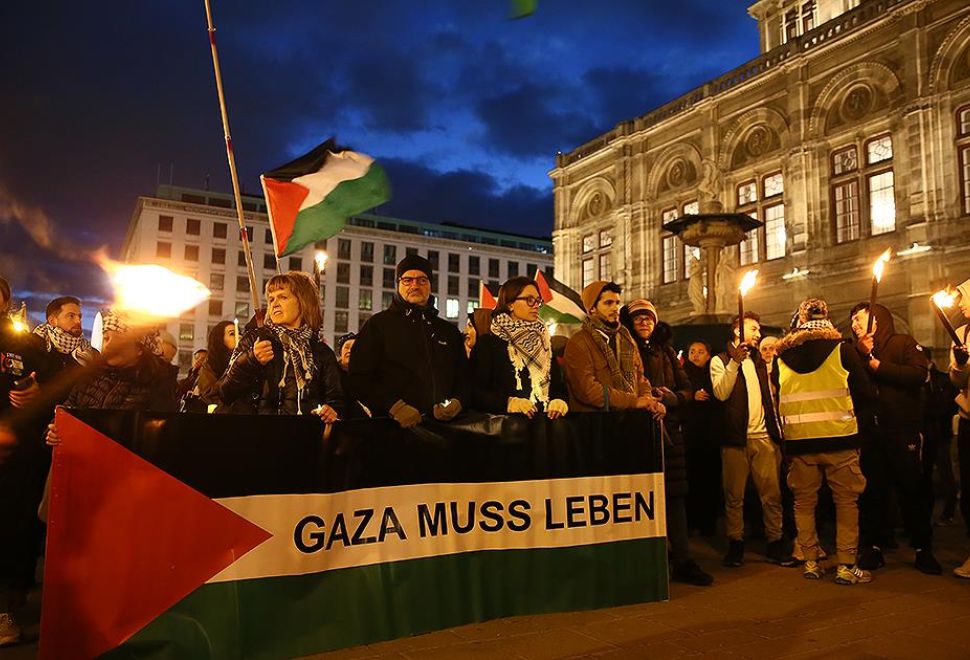 Avusturya'da İsrail'in Saldırılarında Ölen Filistinliler için Sessiz Yürüyüş Düzenlendi